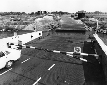 842732 Gezicht op de aanlegplaats van 't Wijkse Veer (Wijk bij Duurstede-Rijswijk over de Nederrijn), aan De Heuvel ...